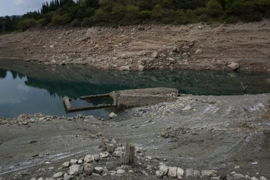 Εμφανή η υποχώρηση της στάθμης στην τεχνητή λίμνη του Μόρνου